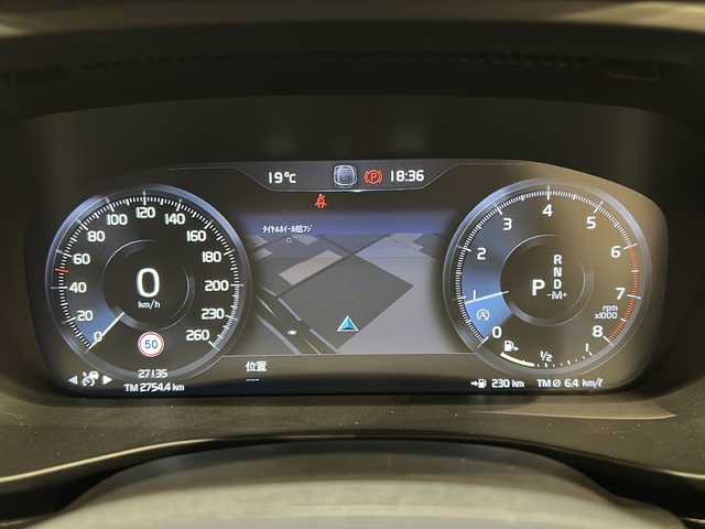 ボルボ ＸＣ４０ T4 AWD インスクリプション 新潟県 2019(平31)年 2.8万km グレー パノラッミックスライディングルーフ/Inscription 標準装備/・Inscription専用色パイングレーメタリック/・本革シートオキサイドレッド/・ドリフト・ウッド・パネル/・19インチ 5ダブルスポークダイヤモンドカットAW/・Inscription 専用フロントグリル/・Orreforsクリスタルノブ/・harman/kardonプレミアムサウンド/標準装備/・アダプティブ・クルーズ・コントロール/・パイロット・アシスト（車線維持支援機能）/・LKA（レーン・キーピング・エイド/・LEDヘッドライト（アクティブベンディング機能付）/・オートブレーキ機能付CTA（クロス・トラフィック・アラート/・オンカミング・レーン・ミティゲーション/・ブラインドスポット・インフォメーション・システム/・LCMA（レーン・チェンジ・マージ・エイド）/・360°ビューカメラ/・パーク・アシスト・パイロット/・Bluetooth/・TV/・ドライブレコーダー