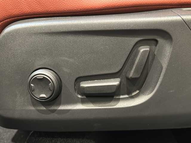 ボルボ ＸＣ４０ T4 AWD インスクリプション 新潟県 2019(平31)年 2.8万km グレー パノラッミックスライディングルーフ/Inscription 標準装備/・Inscription専用色パイングレーメタリック/・本革シートオキサイドレッド/・ドリフト・ウッド・パネル/・19インチ 5ダブルスポークダイヤモンドカットAW/・Inscription 専用フロントグリル/・Orreforsクリスタルノブ/・harman/kardonプレミアムサウンド/標準装備/・アダプティブ・クルーズ・コントロール/・パイロット・アシスト（車線維持支援機能）/・LKA（レーン・キーピング・エイド/・LEDヘッドライト（アクティブベンディング機能付）/・オートブレーキ機能付CTA（クロス・トラフィック・アラート/・オンカミング・レーン・ミティゲーション/・ブラインドスポット・インフォメーション・システム/・LCMA（レーン・チェンジ・マージ・エイド）/・360°ビューカメラ/・パーク・アシスト・パイロット/・Bluetooth/・TV/・ドライブレコーダー