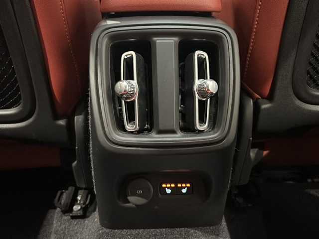 ボルボ ＸＣ４０ T4 AWD インスクリプション 新潟県 2019(平31)年 2.8万km グレー パノラッミックスライディングルーフ/Inscription 標準装備/・Inscription専用色パイングレーメタリック/・本革シートオキサイドレッド/・ドリフト・ウッド・パネル/・19インチ 5ダブルスポークダイヤモンドカットAW/・Inscription 専用フロントグリル/・Orreforsクリスタルノブ/・harman/kardonプレミアムサウンド/標準装備/・アダプティブ・クルーズ・コントロール/・パイロット・アシスト（車線維持支援機能）/・LKA（レーン・キーピング・エイド/・LEDヘッドライト（アクティブベンディング機能付）/・オートブレーキ機能付CTA（クロス・トラフィック・アラート/・オンカミング・レーン・ミティゲーション/・ブラインドスポット・インフォメーション・システム/・LCMA（レーン・チェンジ・マージ・エイド）/・360°ビューカメラ/・パーク・アシスト・パイロット/・Bluetooth/・TV/・ドライブレコーダー