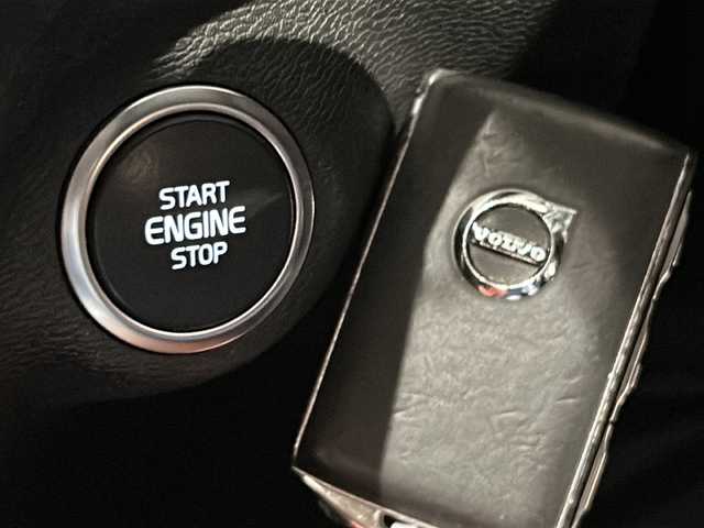 ボルボ ＸＣ４０ T4 AWD インスクリプション 新潟県 2019(平31)年 2.8万km グレー パノラッミックスライディングルーフ/Inscription 標準装備/・Inscription専用色パイングレーメタリック/・本革シートオキサイドレッド/・ドリフト・ウッド・パネル/・19インチ 5ダブルスポークダイヤモンドカットAW/・Inscription 専用フロントグリル/・Orreforsクリスタルノブ/・harman/kardonプレミアムサウンド/標準装備/・アダプティブ・クルーズ・コントロール/・パイロット・アシスト（車線維持支援機能）/・LKA（レーン・キーピング・エイド/・LEDヘッドライト（アクティブベンディング機能付）/・オートブレーキ機能付CTA（クロス・トラフィック・アラート/・オンカミング・レーン・ミティゲーション/・ブラインドスポット・インフォメーション・システム/・LCMA（レーン・チェンジ・マージ・エイド）/・360°ビューカメラ/・パーク・アシスト・パイロット/・Bluetooth/・TV/・ドライブレコーダー