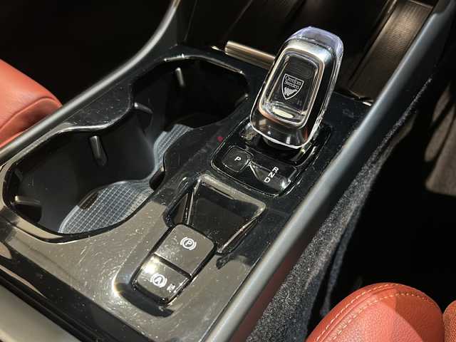 ボルボ ＸＣ４０ T4 AWD インスクリプション 新潟県 2019(平31)年 2.8万km グレー パノラッミックスライディングルーフ/Inscription 標準装備/・Inscription専用色パイングレーメタリック/・本革シートオキサイドレッド/・ドリフト・ウッド・パネル/・19インチ 5ダブルスポークダイヤモンドカットAW/・Inscription 専用フロントグリル/・Orreforsクリスタルノブ/・harman/kardonプレミアムサウンド/標準装備/・アダプティブ・クルーズ・コントロール/・パイロット・アシスト（車線維持支援機能）/・LKA（レーン・キーピング・エイド/・LEDヘッドライト（アクティブベンディング機能付）/・オートブレーキ機能付CTA（クロス・トラフィック・アラート/・オンカミング・レーン・ミティゲーション/・ブラインドスポット・インフォメーション・システム/・LCMA（レーン・チェンジ・マージ・エイド）/・360°ビューカメラ/・パーク・アシスト・パイロット/・Bluetooth/・TV/・ドライブレコーダー