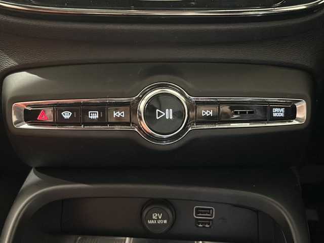 ボルボ ＸＣ４０ T4 AWD インスクリプション 新潟県 2019(平31)年 2.8万km グレー パノラッミックスライディングルーフ/Inscription 標準装備/・Inscription専用色パイングレーメタリック/・本革シートオキサイドレッド/・ドリフト・ウッド・パネル/・19インチ 5ダブルスポークダイヤモンドカットAW/・Inscription 専用フロントグリル/・Orreforsクリスタルノブ/・harman/kardonプレミアムサウンド/標準装備/・アダプティブ・クルーズ・コントロール/・パイロット・アシスト（車線維持支援機能）/・LKA（レーン・キーピング・エイド/・LEDヘッドライト（アクティブベンディング機能付）/・オートブレーキ機能付CTA（クロス・トラフィック・アラート/・オンカミング・レーン・ミティゲーション/・ブラインドスポット・インフォメーション・システム/・LCMA（レーン・チェンジ・マージ・エイド）/・360°ビューカメラ/・パーク・アシスト・パイロット/・Bluetooth/・TV/・ドライブレコーダー