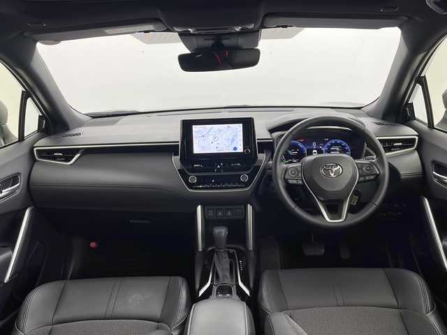トヨタ カローラ クロス ハイブリッド Z 愛知県 2025(令7)年 0.4万km アティチュードブラックマイカ 純正ナビ/パノラマルーフ/バックカメラ/フルセグTV・Bluetooth・USB/ETC2.0ビルトイン/ハンズフリーパワーバックドア/ルーフレール/本革＋ファブリックシート/運転席パワーシート/運転席助手席シートヒーター/運転席電動ランバーサポート/トヨタセーフティセンス/プリクラッシュセーフティ/レーントレーシングアシスト/レーンディパーチャーアラート/レーダークルーズコントロール/オートマチックハイビーム/ロードサインアシスト/ドライバー異常時対応システム/プロアクティブドライビングアシスト/発進遅れ告知/車両接近通報/パーキングサポートブレーキ/ドライブモード(エコ・ノーマル・パワー・EV)/革巻きステアリング/ステアリングスイッチ/スマートキー/プッシュスタート/イモビライザー/スペアキー