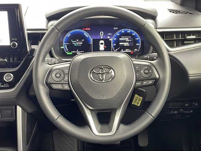 トヨタ カローラ クロス ハイブリッド Z 愛知県 2025(令7)年 0.4万km アティチュードブラックマイカ 純正ナビ/パノラマルーフ/バックカメラ/フルセグTV・Bluetooth・USB/ETC2.0ビルトイン/ハンズフリーパワーバックドア/ルーフレール/本革＋ファブリックシート/運転席パワーシート/運転席助手席シートヒーター/運転席電動ランバーサポート/トヨタセーフティセンス/プリクラッシュセーフティ/レーントレーシングアシスト/レーンディパーチャーアラート/レーダークルーズコントロール/オートマチックハイビーム/ロードサインアシスト/ドライバー異常時対応システム/プロアクティブドライビングアシスト/発進遅れ告知/車両接近通報/パーキングサポートブレーキ/ドライブモード(エコ・ノーマル・パワー・EV)/革巻きステアリング/ステアリングスイッチ/スマートキー/プッシュスタート/イモビライザー/スペアキー