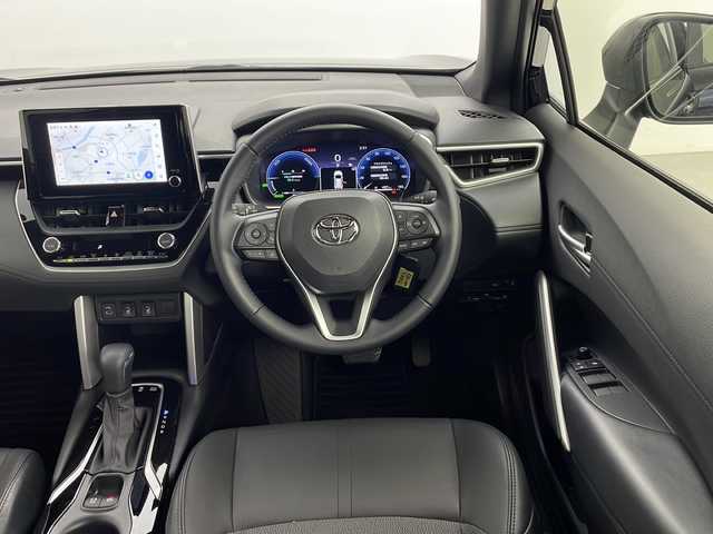 トヨタ カローラ クロス ハイブリッド Z 愛知県 2025(令7)年 0.4万km アティチュードブラックマイカ 純正ナビ/パノラマルーフ/バックカメラ/フルセグTV・Bluetooth・USB/ETC2.0ビルトイン/ハンズフリーパワーバックドア/ルーフレール/本革＋ファブリックシート/運転席パワーシート/運転席助手席シートヒーター/運転席電動ランバーサポート/トヨタセーフティセンス/プリクラッシュセーフティ/レーントレーシングアシスト/レーンディパーチャーアラート/レーダークルーズコントロール/オートマチックハイビーム/ロードサインアシスト/ドライバー異常時対応システム/プロアクティブドライビングアシスト/発進遅れ告知/車両接近通報/パーキングサポートブレーキ/ドライブモード(エコ・ノーマル・パワー・EV)/革巻きステアリング/ステアリングスイッチ/スマートキー/プッシュスタート/イモビライザー/スペアキー