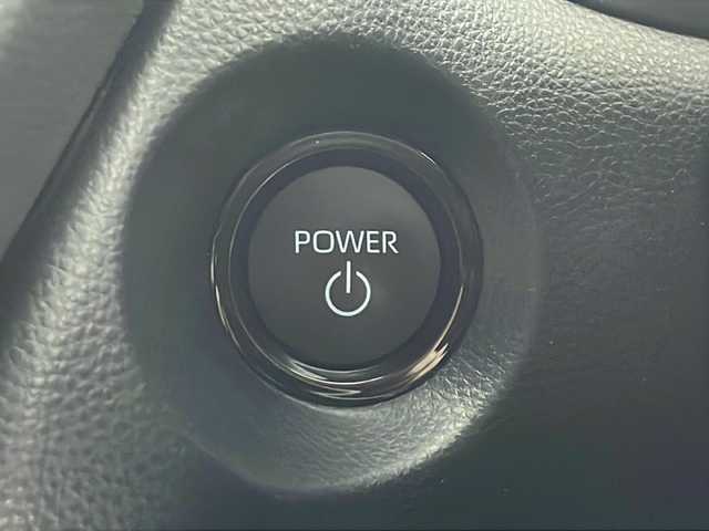 トヨタ カローラ クロス ハイブリッド Z 愛知県 2025(令7)年 0.4万km アティチュードブラックマイカ 純正ナビ/パノラマルーフ/バックカメラ/フルセグTV・Bluetooth・USB/ETC2.0ビルトイン/ハンズフリーパワーバックドア/ルーフレール/本革＋ファブリックシート/運転席パワーシート/運転席助手席シートヒーター/運転席電動ランバーサポート/トヨタセーフティセンス/プリクラッシュセーフティ/レーントレーシングアシスト/レーンディパーチャーアラート/レーダークルーズコントロール/オートマチックハイビーム/ロードサインアシスト/ドライバー異常時対応システム/プロアクティブドライビングアシスト/発進遅れ告知/車両接近通報/パーキングサポートブレーキ/ドライブモード(エコ・ノーマル・パワー・EV)/革巻きステアリング/ステアリングスイッチ/スマートキー/プッシュスタート/イモビライザー/スペアキー