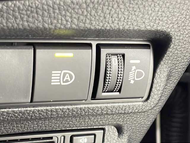 トヨタ カローラ クロス ハイブリッド Z 愛知県 2025(令7)年 0.4万km アティチュードブラックマイカ 純正ナビ/パノラマルーフ/バックカメラ/フルセグTV・Bluetooth・USB/ETC2.0ビルトイン/ハンズフリーパワーバックドア/ルーフレール/本革＋ファブリックシート/運転席パワーシート/運転席助手席シートヒーター/運転席電動ランバーサポート/トヨタセーフティセンス/プリクラッシュセーフティ/レーントレーシングアシスト/レーンディパーチャーアラート/レーダークルーズコントロール/オートマチックハイビーム/ロードサインアシスト/ドライバー異常時対応システム/プロアクティブドライビングアシスト/発進遅れ告知/車両接近通報/パーキングサポートブレーキ/ドライブモード(エコ・ノーマル・パワー・EV)/革巻きステアリング/ステアリングスイッチ/スマートキー/プッシュスタート/イモビライザー/スペアキー