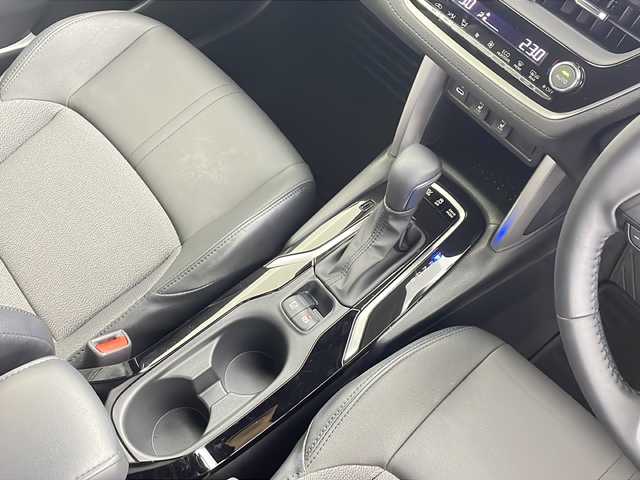 トヨタ カローラ クロス ハイブリッド Z 愛知県 2025(令7)年 0.4万km アティチュードブラックマイカ 純正ナビ/パノラマルーフ/バックカメラ/フルセグTV・Bluetooth・USB/ETC2.0ビルトイン/ハンズフリーパワーバックドア/ルーフレール/本革＋ファブリックシート/運転席パワーシート/運転席助手席シートヒーター/運転席電動ランバーサポート/トヨタセーフティセンス/プリクラッシュセーフティ/レーントレーシングアシスト/レーンディパーチャーアラート/レーダークルーズコントロール/オートマチックハイビーム/ロードサインアシスト/ドライバー異常時対応システム/プロアクティブドライビングアシスト/発進遅れ告知/車両接近通報/パーキングサポートブレーキ/ドライブモード(エコ・ノーマル・パワー・EV)/革巻きステアリング/ステアリングスイッチ/スマートキー/プッシュスタート/イモビライザー/スペアキー