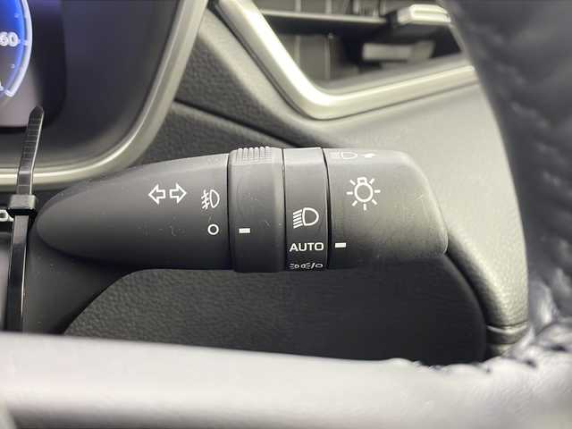 トヨタ カローラ クロス ハイブリッド Z 愛知県 2025(令7)年 0.4万km アティチュードブラックマイカ 純正ナビ/パノラマルーフ/バックカメラ/フルセグTV・Bluetooth・USB/ETC2.0ビルトイン/ハンズフリーパワーバックドア/ルーフレール/本革＋ファブリックシート/運転席パワーシート/運転席助手席シートヒーター/運転席電動ランバーサポート/トヨタセーフティセンス/プリクラッシュセーフティ/レーントレーシングアシスト/レーンディパーチャーアラート/レーダークルーズコントロール/オートマチックハイビーム/ロードサインアシスト/ドライバー異常時対応システム/プロアクティブドライビングアシスト/発進遅れ告知/車両接近通報/パーキングサポートブレーキ/ドライブモード(エコ・ノーマル・パワー・EV)/革巻きステアリング/ステアリングスイッチ/スマートキー/プッシュスタート/イモビライザー/スペアキー