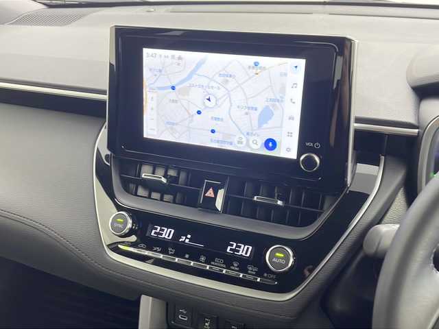 トヨタ カローラ クロス ハイブリッド Z 愛知県 2025(令7)年 0.4万km アティチュードブラックマイカ 純正ナビ/パノラマルーフ/バックカメラ/フルセグTV・Bluetooth・USB/ETC2.0ビルトイン/ハンズフリーパワーバックドア/ルーフレール/本革＋ファブリックシート/運転席パワーシート/運転席助手席シートヒーター/運転席電動ランバーサポート/トヨタセーフティセンス/プリクラッシュセーフティ/レーントレーシングアシスト/レーンディパーチャーアラート/レーダークルーズコントロール/オートマチックハイビーム/ロードサインアシスト/ドライバー異常時対応システム/プロアクティブドライビングアシスト/発進遅れ告知/車両接近通報/パーキングサポートブレーキ/ドライブモード(エコ・ノーマル・パワー・EV)/革巻きステアリング/ステアリングスイッチ/スマートキー/プッシュスタート/イモビライザー/スペアキー