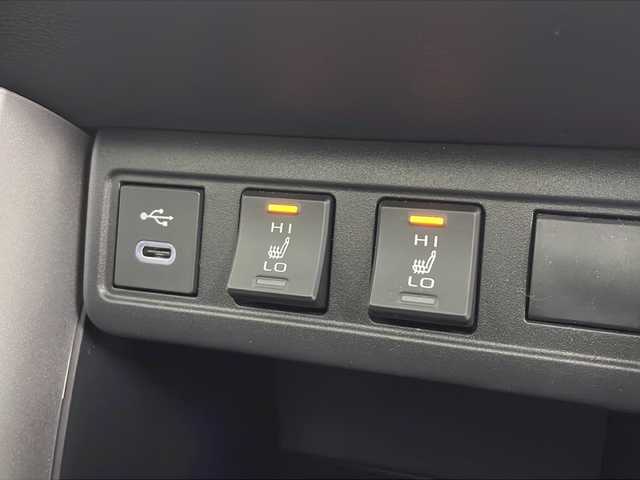 トヨタ カローラ クロス ハイブリッド Z 愛知県 2025(令7)年 0.4万km アティチュードブラックマイカ 純正ナビ/パノラマルーフ/バックカメラ/フルセグTV・Bluetooth・USB/ETC2.0ビルトイン/ハンズフリーパワーバックドア/ルーフレール/本革＋ファブリックシート/運転席パワーシート/運転席助手席シートヒーター/運転席電動ランバーサポート/トヨタセーフティセンス/プリクラッシュセーフティ/レーントレーシングアシスト/レーンディパーチャーアラート/レーダークルーズコントロール/オートマチックハイビーム/ロードサインアシスト/ドライバー異常時対応システム/プロアクティブドライビングアシスト/発進遅れ告知/車両接近通報/パーキングサポートブレーキ/ドライブモード(エコ・ノーマル・パワー・EV)/革巻きステアリング/ステアリングスイッチ/スマートキー/プッシュスタート/イモビライザー/スペアキー