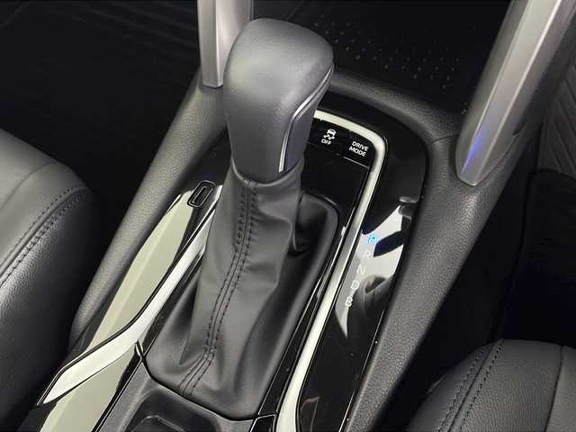 トヨタ カローラ クロス ハイブリッド Z 愛知県 2025(令7)年 0.4万km アティチュードブラックマイカ 純正ナビ/パノラマルーフ/バックカメラ/フルセグTV・Bluetooth・USB/ETC2.0ビルトイン/ハンズフリーパワーバックドア/ルーフレール/本革＋ファブリックシート/運転席パワーシート/運転席助手席シートヒーター/運転席電動ランバーサポート/トヨタセーフティセンス/プリクラッシュセーフティ/レーントレーシングアシスト/レーンディパーチャーアラート/レーダークルーズコントロール/オートマチックハイビーム/ロードサインアシスト/ドライバー異常時対応システム/プロアクティブドライビングアシスト/発進遅れ告知/車両接近通報/パーキングサポートブレーキ/ドライブモード(エコ・ノーマル・パワー・EV)/革巻きステアリング/ステアリングスイッチ/スマートキー/プッシュスタート/イモビライザー/スペアキー