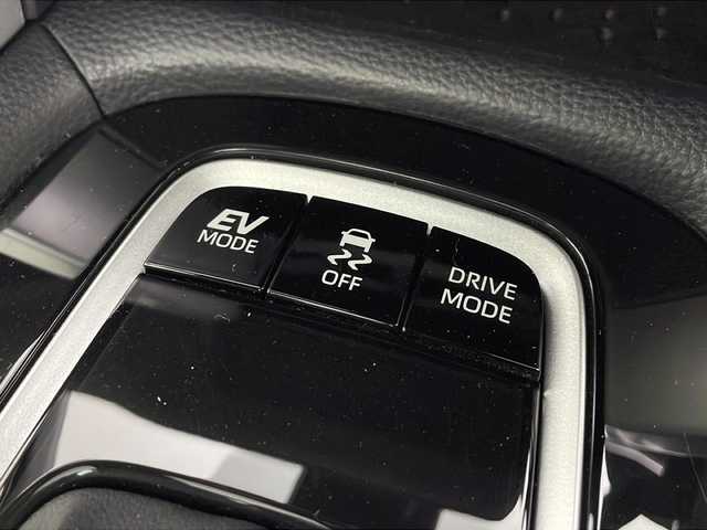 トヨタ カローラ クロス ハイブリッド Z 愛知県 2025(令7)年 0.4万km アティチュードブラックマイカ 純正ナビ/パノラマルーフ/バックカメラ/フルセグTV・Bluetooth・USB/ETC2.0ビルトイン/ハンズフリーパワーバックドア/ルーフレール/本革＋ファブリックシート/運転席パワーシート/運転席助手席シートヒーター/運転席電動ランバーサポート/トヨタセーフティセンス/プリクラッシュセーフティ/レーントレーシングアシスト/レーンディパーチャーアラート/レーダークルーズコントロール/オートマチックハイビーム/ロードサインアシスト/ドライバー異常時対応システム/プロアクティブドライビングアシスト/発進遅れ告知/車両接近通報/パーキングサポートブレーキ/ドライブモード(エコ・ノーマル・パワー・EV)/革巻きステアリング/ステアリングスイッチ/スマートキー/プッシュスタート/イモビライザー/スペアキー