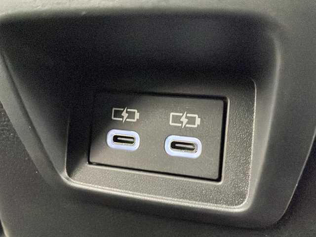 トヨタ カローラ クロス ハイブリッド Z 愛知県 2025(令7)年 0.4万km アティチュードブラックマイカ 純正ナビ/パノラマルーフ/バックカメラ/フルセグTV・Bluetooth・USB/ETC2.0ビルトイン/ハンズフリーパワーバックドア/ルーフレール/本革＋ファブリックシート/運転席パワーシート/運転席助手席シートヒーター/運転席電動ランバーサポート/トヨタセーフティセンス/プリクラッシュセーフティ/レーントレーシングアシスト/レーンディパーチャーアラート/レーダークルーズコントロール/オートマチックハイビーム/ロードサインアシスト/ドライバー異常時対応システム/プロアクティブドライビングアシスト/発進遅れ告知/車両接近通報/パーキングサポートブレーキ/ドライブモード(エコ・ノーマル・パワー・EV)/革巻きステアリング/ステアリングスイッチ/スマートキー/プッシュスタート/イモビライザー/スペアキー