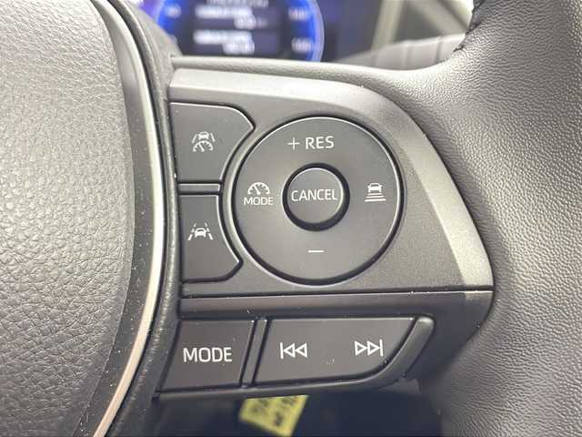 トヨタ カローラ クロス ハイブリッド Z 愛知県 2025(令7)年 0.4万km アティチュードブラックマイカ 純正ナビ/パノラマルーフ/バックカメラ/フルセグTV・Bluetooth・USB/ETC2.0ビルトイン/ハンズフリーパワーバックドア/ルーフレール/本革＋ファブリックシート/運転席パワーシート/運転席助手席シートヒーター/運転席電動ランバーサポート/トヨタセーフティセンス/プリクラッシュセーフティ/レーントレーシングアシスト/レーンディパーチャーアラート/レーダークルーズコントロール/オートマチックハイビーム/ロードサインアシスト/ドライバー異常時対応システム/プロアクティブドライビングアシスト/発進遅れ告知/車両接近通報/パーキングサポートブレーキ/ドライブモード(エコ・ノーマル・パワー・EV)/革巻きステアリング/ステアリングスイッチ/スマートキー/プッシュスタート/イモビライザー/スペアキー