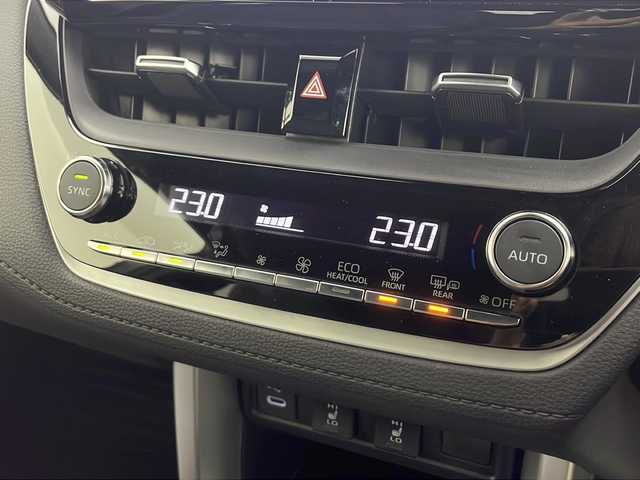 トヨタ カローラ クロス ハイブリッド Z 愛知県 2025(令7)年 0.4万km アティチュードブラックマイカ 純正ナビ/パノラマルーフ/バックカメラ/フルセグTV・Bluetooth・USB/ETC2.0ビルトイン/ハンズフリーパワーバックドア/ルーフレール/本革＋ファブリックシート/運転席パワーシート/運転席助手席シートヒーター/運転席電動ランバーサポート/トヨタセーフティセンス/プリクラッシュセーフティ/レーントレーシングアシスト/レーンディパーチャーアラート/レーダークルーズコントロール/オートマチックハイビーム/ロードサインアシスト/ドライバー異常時対応システム/プロアクティブドライビングアシスト/発進遅れ告知/車両接近通報/パーキングサポートブレーキ/ドライブモード(エコ・ノーマル・パワー・EV)/革巻きステアリング/ステアリングスイッチ/スマートキー/プッシュスタート/イモビライザー/スペアキー