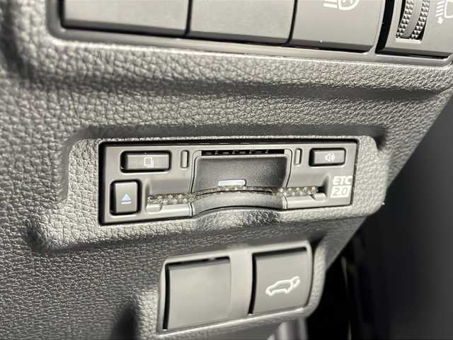 トヨタ カローラ クロス ハイブリッド Z 愛知県 2025(令7)年 0.4万km アティチュードブラックマイカ 純正ナビ/パノラマルーフ/バックカメラ/フルセグTV・Bluetooth・USB/ETC2.0ビルトイン/ハンズフリーパワーバックドア/ルーフレール/本革＋ファブリックシート/運転席パワーシート/運転席助手席シートヒーター/運転席電動ランバーサポート/トヨタセーフティセンス/プリクラッシュセーフティ/レーントレーシングアシスト/レーンディパーチャーアラート/レーダークルーズコントロール/オートマチックハイビーム/ロードサインアシスト/ドライバー異常時対応システム/プロアクティブドライビングアシスト/発進遅れ告知/車両接近通報/パーキングサポートブレーキ/ドライブモード(エコ・ノーマル・パワー・EV)/革巻きステアリング/ステアリングスイッチ/スマートキー/プッシュスタート/イモビライザー/スペアキー