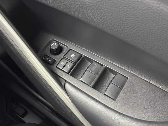 トヨタ カローラ クロス ハイブリッド Z 愛知県 2025(令7)年 0.4万km アティチュードブラックマイカ 純正ナビ/パノラマルーフ/バックカメラ/フルセグTV・Bluetooth・USB/ETC2.0ビルトイン/ハンズフリーパワーバックドア/ルーフレール/本革＋ファブリックシート/運転席パワーシート/運転席助手席シートヒーター/運転席電動ランバーサポート/トヨタセーフティセンス/プリクラッシュセーフティ/レーントレーシングアシスト/レーンディパーチャーアラート/レーダークルーズコントロール/オートマチックハイビーム/ロードサインアシスト/ドライバー異常時対応システム/プロアクティブドライビングアシスト/発進遅れ告知/車両接近通報/パーキングサポートブレーキ/ドライブモード(エコ・ノーマル・パワー・EV)/革巻きステアリング/ステアリングスイッチ/スマートキー/プッシュスタート/イモビライザー/スペアキー