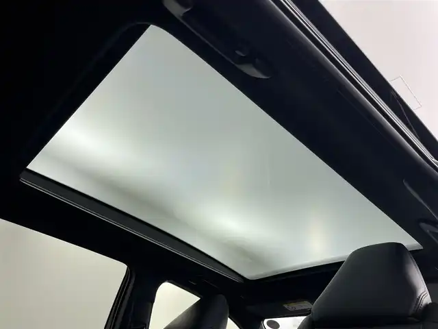 トヨタ カローラ クロス ハイブリッド Z 愛知県 2025(令7)年 0.4万km アティチュードブラックマイカ 純正ナビ/パノラマルーフ/バックカメラ/フルセグTV・Bluetooth・USB/ETC2.0ビルトイン/ハンズフリーパワーバックドア/ルーフレール/本革＋ファブリックシート/運転席パワーシート/運転席助手席シートヒーター/運転席電動ランバーサポート/トヨタセーフティセンス/プリクラッシュセーフティ/レーントレーシングアシスト/レーンディパーチャーアラート/レーダークルーズコントロール/オートマチックハイビーム/ロードサインアシスト/ドライバー異常時対応システム/プロアクティブドライビングアシスト/発進遅れ告知/車両接近通報/パーキングサポートブレーキ/ドライブモード(エコ・ノーマル・パワー・EV)/革巻きステアリング/ステアリングスイッチ/スマートキー/プッシュスタート/イモビライザー/スペアキー