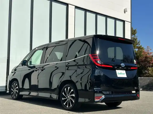 トヨタ ノア ハイブリッド S－Z 大阪府 2022(令4)年 2.4万km アティチュードブラックマイカ トヨタセーフティセンス/純正１０．５インチナビ　/・フルセグTV/USB/BT/HDMI/バックカメラ　/BSM　/両側パワースライドドア　/AC100V/ハーフレザーシート/シートヒーター　/ビルトインＥＴＣ２．０　/ロードサイドアシスト　/クリアランスソナー　/レーダークルーズコントロール/アイドリングストップ/LEDヘッド・フォグ　/純正フロアマット　/純正17インチAW/取説・保証書