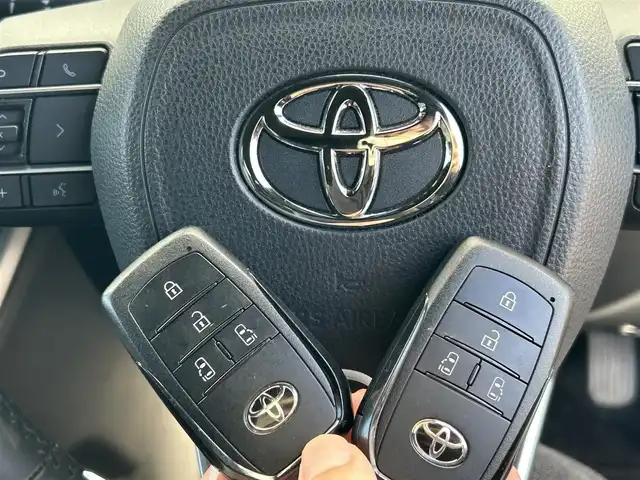 トヨタ ノア ハイブリッド S－Z 大阪府 2022(令4)年 2.4万km アティチュードブラックマイカ トヨタセーフティセンス/純正１０．５インチナビ　/・フルセグTV/USB/BT/HDMI/バックカメラ　/BSM　/両側パワースライドドア　/AC100V/ハーフレザーシート/シートヒーター　/ビルトインＥＴＣ２．０　/ロードサイドアシスト　/クリアランスソナー　/レーダークルーズコントロール/アイドリングストップ/LEDヘッド・フォグ　/純正フロアマット　/純正17インチAW/取説・保証書