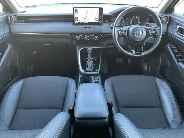 ホンダ ヴェゼル ハイブリッド e:HEV Z 福島県 2023(令5)年 1.2万km クリスタルブラックパール ホンダセンシング/衝突軽減ブレーキ/アダプティブクルーズコントロール/車線維持支援システム/誤発進抑制機能/後方誤発進抑制機能/路外逸脱抑制機能/先行車発進お知らせ機能/標識認識機能/オートハイビーム/ブラインドスポットインフォメーション/純正ナビゲーション/型番：VXU-225VZi/【CD/DVD/SD/USB/Bluetooth/TV】/バックカメラ/純正前後ドライブレコーダー/ビルトインETC/おくだけ充電/電動リフトゲート/前席シートヒーター/ステアリングヒーター/パドルシフト/ステアリングリモコン/LEDオートライト/LEDフォグランプ/純正フロアマット/ドアバイザー