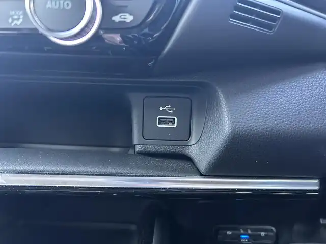 ホンダ ヴェゼル ハイブリッド e:HEV Z 福島県 2023(令5)年 1.2万km クリスタルブラックパール ホンダセンシング/衝突軽減ブレーキ/アダプティブクルーズコントロール/車線維持支援システム/誤発進抑制機能/後方誤発進抑制機能/路外逸脱抑制機能/先行車発進お知らせ機能/標識認識機能/オートハイビーム/ブラインドスポットインフォメーション/純正ナビゲーション/型番：VXU-225VZi/【CD/DVD/SD/USB/Bluetooth/TV】/バックカメラ/純正前後ドライブレコーダー/ビルトインETC/おくだけ充電/電動リフトゲート/前席シートヒーター/ステアリングヒーター/パドルシフト/ステアリングリモコン/LEDオートライト/LEDフォグランプ/純正フロアマット/ドアバイザー