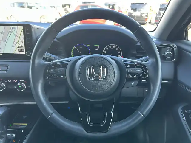 ホンダ ヴェゼル ハイブリッド e:HEV Z 福島県 2023(令5)年 1.2万km クリスタルブラックパール ホンダセンシング/衝突軽減ブレーキ/アダプティブクルーズコントロール/車線維持支援システム/誤発進抑制機能/後方誤発進抑制機能/路外逸脱抑制機能/先行車発進お知らせ機能/標識認識機能/オートハイビーム/ブラインドスポットインフォメーション/純正ナビゲーション/型番：VXU-225VZi/【CD/DVD/SD/USB/Bluetooth/TV】/バックカメラ/純正前後ドライブレコーダー/ビルトインETC/おくだけ充電/電動リフトゲート/前席シートヒーター/ステアリングヒーター/パドルシフト/ステアリングリモコン/LEDオートライト/LEDフォグランプ/純正フロアマット/ドアバイザー