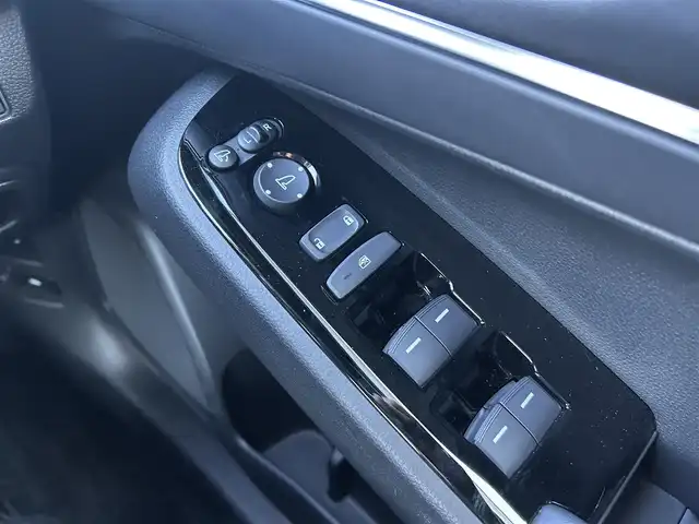 ホンダ ヴェゼル ハイブリッド e:HEV Z 福島県 2023(令5)年 1.2万km クリスタルブラックパール ホンダセンシング/衝突軽減ブレーキ/アダプティブクルーズコントロール/車線維持支援システム/誤発進抑制機能/後方誤発進抑制機能/路外逸脱抑制機能/先行車発進お知らせ機能/標識認識機能/オートハイビーム/ブラインドスポットインフォメーション/純正ナビゲーション/型番：VXU-225VZi/【CD/DVD/SD/USB/Bluetooth/TV】/バックカメラ/純正前後ドライブレコーダー/ビルトインETC/おくだけ充電/電動リフトゲート/前席シートヒーター/ステアリングヒーター/パドルシフト/ステアリングリモコン/LEDオートライト/LEDフォグランプ/純正フロアマット/ドアバイザー