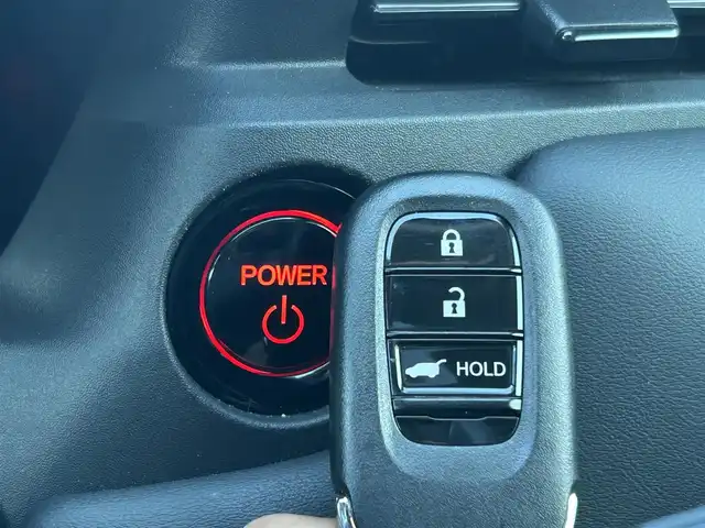 ホンダ ヴェゼル ハイブリッド e:HEV Z 福島県 2023(令5)年 1.2万km クリスタルブラックパール ホンダセンシング/衝突軽減ブレーキ/アダプティブクルーズコントロール/車線維持支援システム/誤発進抑制機能/後方誤発進抑制機能/路外逸脱抑制機能/先行車発進お知らせ機能/標識認識機能/オートハイビーム/ブラインドスポットインフォメーション/純正ナビゲーション/型番：VXU-225VZi/【CD/DVD/SD/USB/Bluetooth/TV】/バックカメラ/純正前後ドライブレコーダー/ビルトインETC/おくだけ充電/電動リフトゲート/前席シートヒーター/ステアリングヒーター/パドルシフト/ステアリングリモコン/LEDオートライト/LEDフォグランプ/純正フロアマット/ドアバイザー