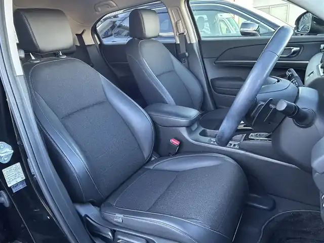 ホンダ ヴェゼル ハイブリッド e:HEV Z 福島県 2023(令5)年 1.2万km クリスタルブラックパール ホンダセンシング/衝突軽減ブレーキ/アダプティブクルーズコントロール/車線維持支援システム/誤発進抑制機能/後方誤発進抑制機能/路外逸脱抑制機能/先行車発進お知らせ機能/標識認識機能/オートハイビーム/ブラインドスポットインフォメーション/純正ナビゲーション/型番：VXU-225VZi/【CD/DVD/SD/USB/Bluetooth/TV】/バックカメラ/純正前後ドライブレコーダー/ビルトインETC/おくだけ充電/電動リフトゲート/前席シートヒーター/ステアリングヒーター/パドルシフト/ステアリングリモコン/LEDオートライト/LEDフォグランプ/純正フロアマット/ドアバイザー