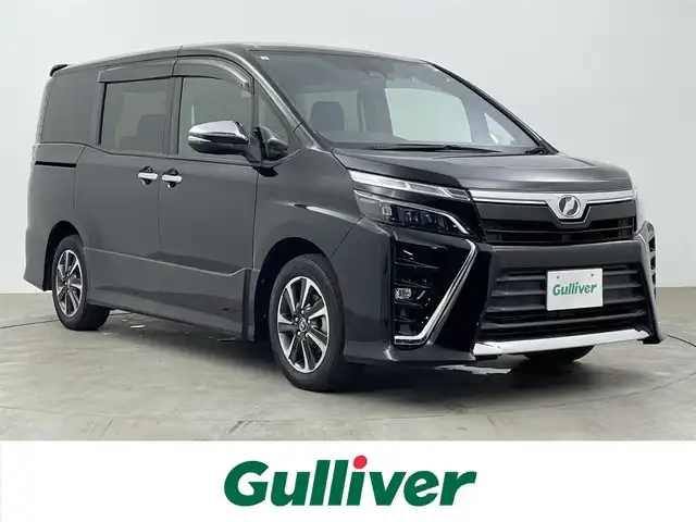 トヨタ ヴォクシー ZS 煌 大分県 2018(平30)年 3.3万km ブラック 純正SDナビ【NSZT-Y66T】/　（CD/DVD/フルセグ/Bluetooth/SD）/バックカメラ/TVキャンセラー/純正フリップダウンモニター/ビルトインETC2.0/純正前方ドライブレコーダー【DRT-H66A】/両側パワースライドドア/トヨタセーフティセンスC/・プリクラッシュセーフティシステム/・レーンディパーチャーアラート/・オートマチックハイビーム/・先行車発進告知機能/クルーズコントロール/純正LEDヘッドライト/オートライト/本革巻きステアリング/左右独立温度コントロールフロントオートエアコン/リヤオートエアコン/アイドリングストップ/純正フロアマット/純正16インチアルミ/保証書