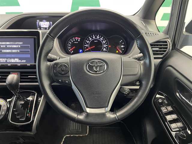 トヨタ ヴォクシー ZS 煌 大分県 2018(平30)年 3.3万km ブラック 純正SDナビ【NSZT-Y66T】/　（CD/DVD/フルセグ/Bluetooth/SD）/バックカメラ/TVキャンセラー/純正フリップダウンモニター/ビルトインETC2.0/純正前方ドライブレコーダー【DRT-H66A】/両側パワースライドドア/トヨタセーフティセンスC/・プリクラッシュセーフティシステム/・レーンディパーチャーアラート/・オートマチックハイビーム/・先行車発進告知機能/クルーズコントロール/純正LEDヘッドライト/オートライト/本革巻きステアリング/左右独立温度コントロールフロントオートエアコン/リヤオートエアコン/アイドリングストップ/純正フロアマット/純正16インチアルミ/保証書