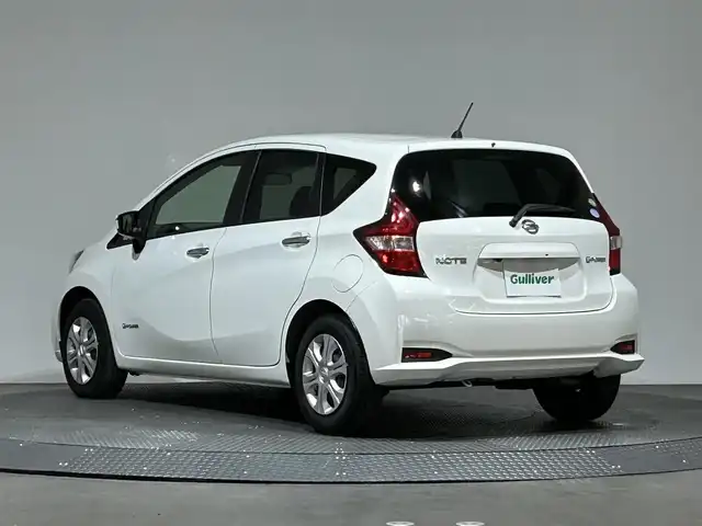 日産 ノート e－パワー X 愛媛県 2018(平30)年 2.6万km ホワイト 純正ＳＤナビ（ＴＶ，ＣＤ，ＢＴ）　バックカメラ　ＥＴＣ　エマブレ　オートライト　プッシュスタート　インテリキー　フロアマット純正　フルセグＴＶ　ＡＡＣ　パワスラ　パワステ　盗難防止装置　レーンキープ