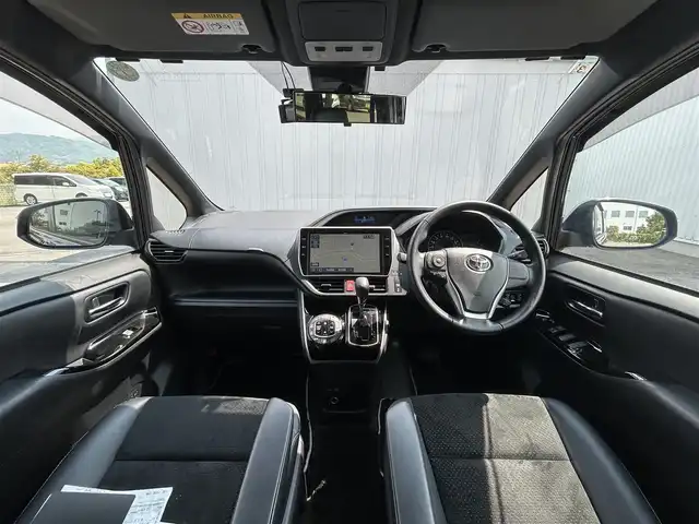 トヨタ ヴォクシー ZS 煌Ⅲ 愛媛県 2021(令3)年 1.3万km 黒 フリップダウンモニター/両側パワースライドドア/革ステアリング/オートライト/フルセグTV/ハーフレザー/クルーズコントロール/コーナーセンサー/前後ドライブレコーダー/ETC/オートハイビーム/LED/スマートキー/純正フロアマット/Bluetooth/横滑り防止装置/レーンキープアシスト/USB/純正16AW
