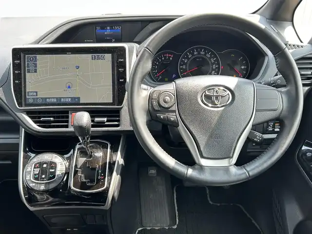 トヨタ ヴォクシー ZS 煌Ⅲ 愛媛県 2021(令3)年 1.3万km 黒 フリップダウンモニター/両側パワースライドドア/革ステアリング/オートライト/フルセグTV/ハーフレザー/クルーズコントロール/コーナーセンサー/前後ドライブレコーダー/ETC/オートハイビーム/LED/スマートキー/純正フロアマット/Bluetooth/横滑り防止装置/レーンキープアシスト/USB/純正16AW