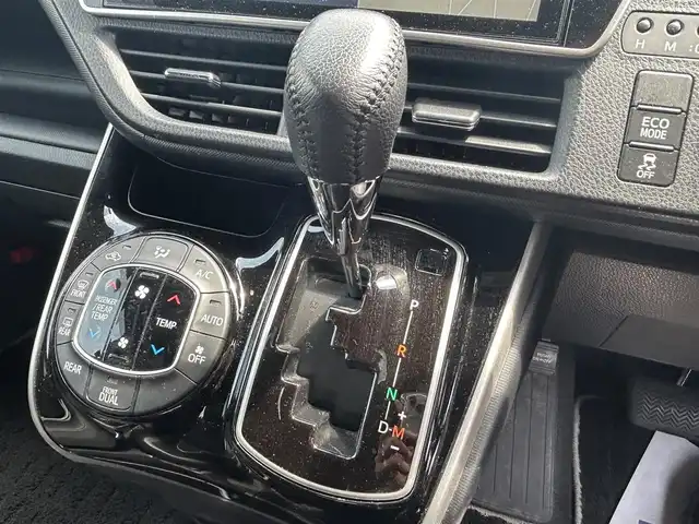トヨタ ヴォクシー ZS 煌Ⅲ 愛媛県 2021(令3)年 1.3万km 黒 フリップダウンモニター/両側パワースライドドア/革ステアリング/オートライト/フルセグTV/ハーフレザー/クルーズコントロール/コーナーセンサー/前後ドライブレコーダー/ETC/オートハイビーム/LED/スマートキー/純正フロアマット/Bluetooth/横滑り防止装置/レーンキープアシスト/USB/純正16AW