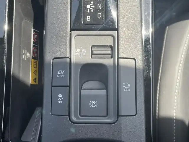 トヨタ プリウス Z 愛媛県 2024(令6)年 0.8万km プラチナホワイトパールマイカ 純正12.3インチディスプレイオーディオ/フルセグTV/Bluetooth　/全方位カメラ　/モデリスタエアロ/トヨタセーフティセンス/プリクラッシュセーフティ/レーダークルーズコントロール　/アドバンストパーク/緊急時操舵支援/車線逸脱防止装置/ブラインドスポットモニター/デジタルインナーミラー/D席シートメモリー機能/D/N席シートヒーター/シートベンチレーション　/ステアリングヒーター/パノラマルーフ　/電動トランクリッド　/純正ドライブレコーダー　/100Ｖ充電　/ワイヤレス充電　/ETC2.0/現状サマー(純正AW)(195/50/R19)/BRIDGESTONE ECOPIA