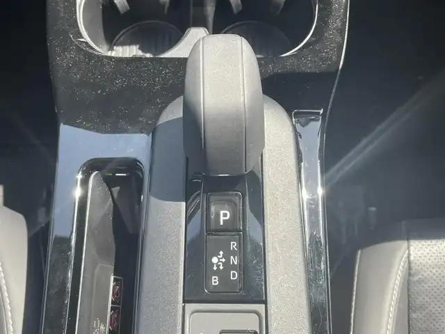 トヨタ プリウス Z 愛媛県 2024(令6)年 0.8万km プラチナホワイトパールマイカ 純正12.3インチディスプレイオーディオ/フルセグTV/Bluetooth　/全方位カメラ　/モデリスタエアロ/トヨタセーフティセンス/プリクラッシュセーフティ/レーダークルーズコントロール　/アドバンストパーク/緊急時操舵支援/車線逸脱防止装置/ブラインドスポットモニター/デジタルインナーミラー/D席シートメモリー機能/D/N席シートヒーター/シートベンチレーション　/ステアリングヒーター/パノラマルーフ　/電動トランクリッド　/純正ドライブレコーダー　/100Ｖ充電　/ワイヤレス充電　/ETC2.0/現状サマー(純正AW)(195/50/R19)/BRIDGESTONE ECOPIA