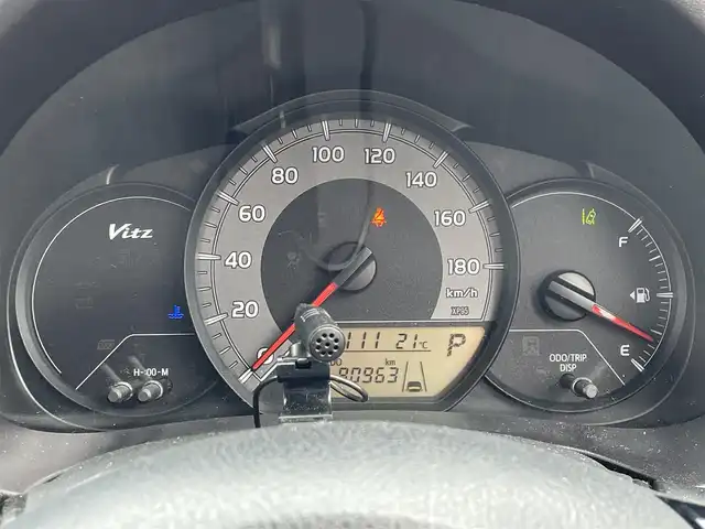 トヨタ ヴィッツ F 道東・釧路十勝 2017(平29)年 9.1万km スーパーホワイトⅡ 4WD/寒冷地仕様/社外ナビ/バックカメラ/ビルトインETC/社外AW付夏タイヤ4本積込/ドライブレコーダー/リモコンキー/イベライザー/フロアマット/保証書/取扱説明書/オートハイビーム