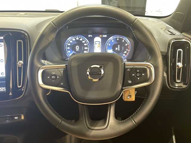 ボルボ ＸＣ４０ T4 AWD インスクリプション 新潟県 2020(令2)年 3.5万km クリスタルホワイトP 9インチタッチスクリーン式センターディスプレイ/（ナビ/TV/Apple Car Play)/harman/kardonプレミアムサウンド/360°ビューカメラ/アダプティブ・クルーズ・コントロール/パイロット・アシスト/レーン・キーピング・エイド/歩行者・サイクリスト・大型動物検知機能/インターセクション・サポート/被追突時警告機能/クロス・トラフィック・アラート/オンカミング・レーン・ミティゲーション/ステアリング・アシスト付BLIS/レーン・チェンジ・マージ・エイド/ロード・サイン・インフォメーション/ドライバー・アラート・コントロール/パーク・アシスト・パイロット/LEDヘッドライト/純正19インチAW/純正フロアマット/ETC