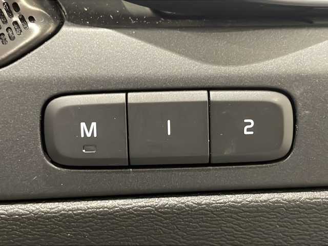 ボルボ ＸＣ４０ T4 AWD インスクリプション 新潟県 2020(令2)年 3.5万km クリスタルホワイトP 9インチタッチスクリーン式センターディスプレイ/（ナビ/TV/Apple Car Play)/harman/kardonプレミアムサウンド/360°ビューカメラ/アダプティブ・クルーズ・コントロール/パイロット・アシスト/レーン・キーピング・エイド/歩行者・サイクリスト・大型動物検知機能/インターセクション・サポート/被追突時警告機能/クロス・トラフィック・アラート/オンカミング・レーン・ミティゲーション/ステアリング・アシスト付BLIS/レーン・チェンジ・マージ・エイド/ロード・サイン・インフォメーション/ドライバー・アラート・コントロール/パーク・アシスト・パイロット/LEDヘッドライト/純正19インチAW/純正フロアマット/ETC
