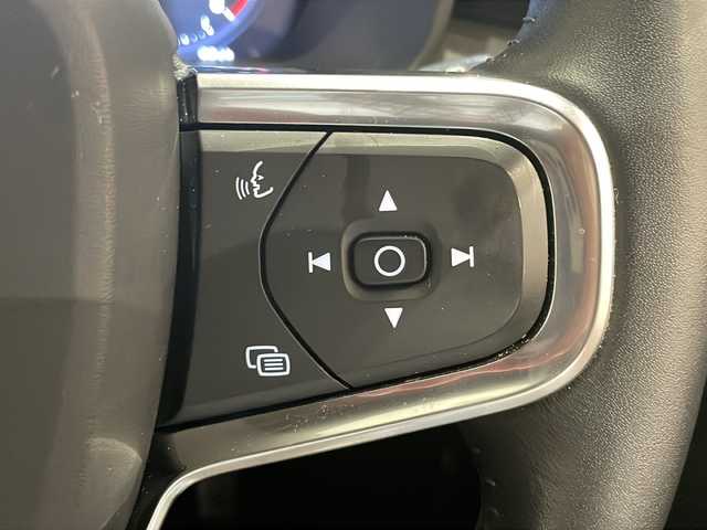 ボルボ ＸＣ４０ T4 AWD インスクリプション 新潟県 2020(令2)年 3.5万km クリスタルホワイトP 9インチタッチスクリーン式センターディスプレイ/（ナビ/TV/Apple Car Play)/harman/kardonプレミアムサウンド/360°ビューカメラ/アダプティブ・クルーズ・コントロール/パイロット・アシスト/レーン・キーピング・エイド/歩行者・サイクリスト・大型動物検知機能/インターセクション・サポート/被追突時警告機能/クロス・トラフィック・アラート/オンカミング・レーン・ミティゲーション/ステアリング・アシスト付BLIS/レーン・チェンジ・マージ・エイド/ロード・サイン・インフォメーション/ドライバー・アラート・コントロール/パーク・アシスト・パイロット/LEDヘッドライト/純正19インチAW/純正フロアマット/ETC
