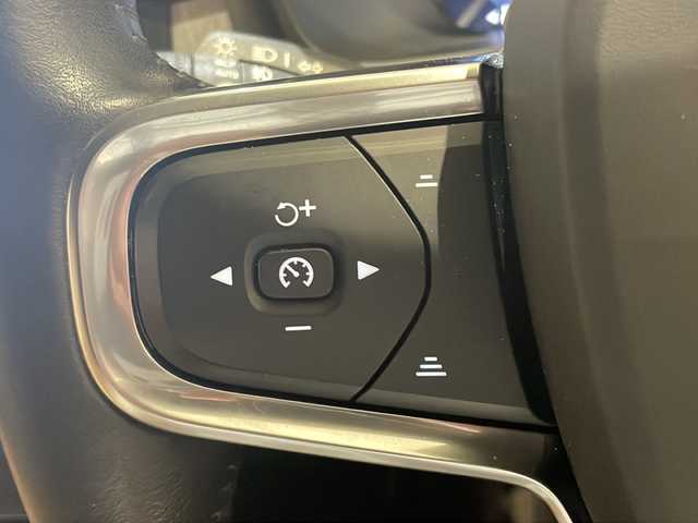ボルボ ＸＣ４０ T4 AWD インスクリプション 新潟県 2020(令2)年 3.5万km クリスタルホワイトP 9インチタッチスクリーン式センターディスプレイ/（ナビ/TV/Apple Car Play)/harman/kardonプレミアムサウンド/360°ビューカメラ/アダプティブ・クルーズ・コントロール/パイロット・アシスト/レーン・キーピング・エイド/歩行者・サイクリスト・大型動物検知機能/インターセクション・サポート/被追突時警告機能/クロス・トラフィック・アラート/オンカミング・レーン・ミティゲーション/ステアリング・アシスト付BLIS/レーン・チェンジ・マージ・エイド/ロード・サイン・インフォメーション/ドライバー・アラート・コントロール/パーク・アシスト・パイロット/LEDヘッドライト/純正19インチAW/純正フロアマット/ETC