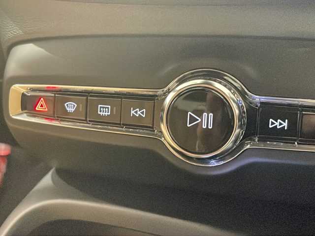 ボルボ ＸＣ４０ T4 AWD インスクリプション 新潟県 2020(令2)年 3.5万km クリスタルホワイトP 9インチタッチスクリーン式センターディスプレイ/（ナビ/TV/Apple Car Play)/harman/kardonプレミアムサウンド/360°ビューカメラ/アダプティブ・クルーズ・コントロール/パイロット・アシスト/レーン・キーピング・エイド/歩行者・サイクリスト・大型動物検知機能/インターセクション・サポート/被追突時警告機能/クロス・トラフィック・アラート/オンカミング・レーン・ミティゲーション/ステアリング・アシスト付BLIS/レーン・チェンジ・マージ・エイド/ロード・サイン・インフォメーション/ドライバー・アラート・コントロール/パーク・アシスト・パイロット/LEDヘッドライト/純正19インチAW/純正フロアマット/ETC