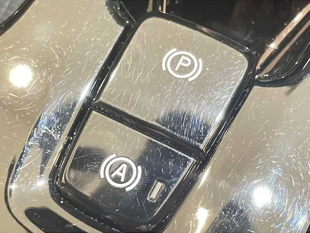 ボルボ ＸＣ４０ T4 AWD インスクリプション 新潟県 2020(令2)年 3.5万km クリスタルホワイトP 9インチタッチスクリーン式センターディスプレイ/（ナビ/TV/Apple Car Play)/harman/kardonプレミアムサウンド/360°ビューカメラ/アダプティブ・クルーズ・コントロール/パイロット・アシスト/レーン・キーピング・エイド/歩行者・サイクリスト・大型動物検知機能/インターセクション・サポート/被追突時警告機能/クロス・トラフィック・アラート/オンカミング・レーン・ミティゲーション/ステアリング・アシスト付BLIS/レーン・チェンジ・マージ・エイド/ロード・サイン・インフォメーション/ドライバー・アラート・コントロール/パーク・アシスト・パイロット/LEDヘッドライト/純正19インチAW/純正フロアマット/ETC