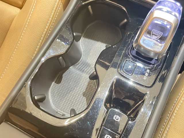ボルボ ＸＣ４０ T4 AWD インスクリプション 新潟県 2020(令2)年 3.5万km クリスタルホワイトP 9インチタッチスクリーン式センターディスプレイ/（ナビ/TV/Apple Car Play)/harman/kardonプレミアムサウンド/360°ビューカメラ/アダプティブ・クルーズ・コントロール/パイロット・アシスト/レーン・キーピング・エイド/歩行者・サイクリスト・大型動物検知機能/インターセクション・サポート/被追突時警告機能/クロス・トラフィック・アラート/オンカミング・レーン・ミティゲーション/ステアリング・アシスト付BLIS/レーン・チェンジ・マージ・エイド/ロード・サイン・インフォメーション/ドライバー・アラート・コントロール/パーク・アシスト・パイロット/LEDヘッドライト/純正19インチAW/純正フロアマット/ETC