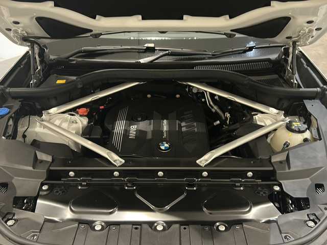 ＢＭＷ Ｘ５ xDrive 35d 新潟県 2020(令2)年 4.9万km ミネラルホワイト 電動パノラマ・ガラス・サンルーフ/プラスパッケージ/-4ゾーン・オートマチック・エア・コンディショナー/-保冷・保温機能付カップ・ホルダー/-ソフト・クローズ・ドア（フロント&リヤ）/harman/kardonサラウンド・サウンド・システム/BMWライブ・コックピット/-12.3インチ マルチ・ディスプレイ・メーター・パネル/-12.3インチ ワイド・コントロール・ディスプレイ/-HDDナビゲーション・システム/パーキングアシストプラス/ドライビングアシストプロフェッショナル/オートマチック・テールゲート/アダプティブLEDヘッドライト/コンフォート・アクセス/アンビエント・ライト/電動フロント・シート（運転席メモリー機能付）/スポーツ・シート（運転席&助手席、電動調節式サイド・サポート付）/フロント・シート・ヒーティング/メタリックペイント（A96:ミネラルホワイト）