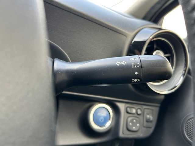 トヨタ アクア G 静岡県 2020(令2)年 5.6万km ホワイトパールクリスタルシャイン トヨタセーフティセンス/・レーンキープアシスト/・プリクラッシュセーフティ/・横滑り防止装置/純正メモリナビ/ワンセグTV/Bluetooth接続/ビルトインETC/クルーズコントロール/前後コーナーセンサー/バックカメラ/プッシュスタート/スマートキー/オートライト/LEDヘッドライト/純正フロアマット/盗難防止装置/取扱説明書