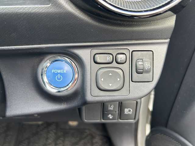 トヨタ アクア G 静岡県 2020(令2)年 5.6万km ホワイトパールクリスタルシャイン トヨタセーフティセンス/・レーンキープアシスト/・プリクラッシュセーフティ/・横滑り防止装置/純正メモリナビ/ワンセグTV/Bluetooth接続/ビルトインETC/クルーズコントロール/前後コーナーセンサー/バックカメラ/プッシュスタート/スマートキー/オートライト/LEDヘッドライト/純正フロアマット/盗難防止装置/取扱説明書